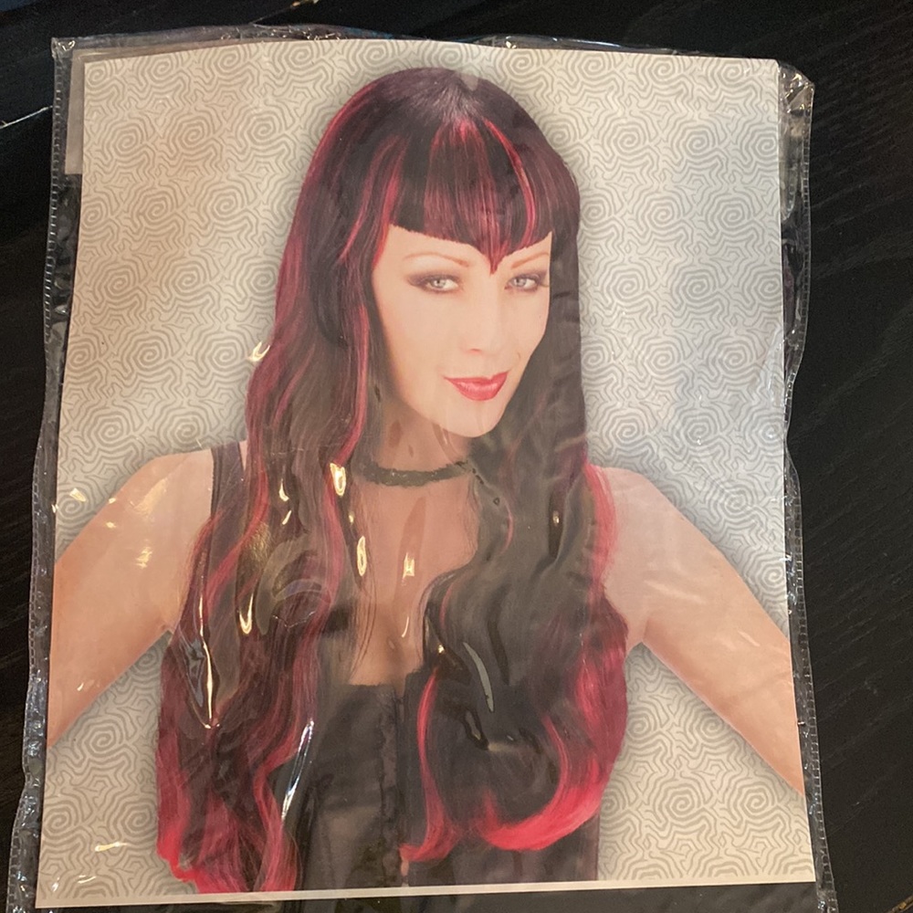 Red/black wig - Picture 1 of 9